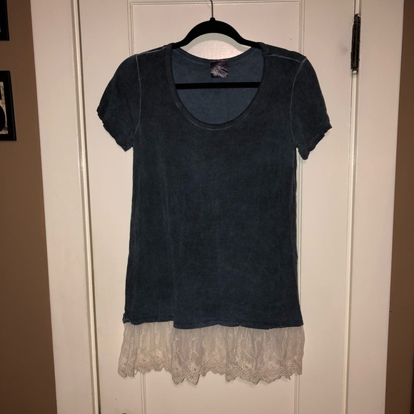 Tops - ❗️FINAL SALE❗️Tunic shirt with lace bottom